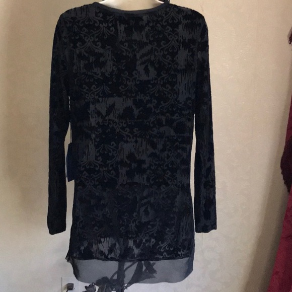 Simply Vera Black "burnt out" velvet lace top - Picture 3 of 4